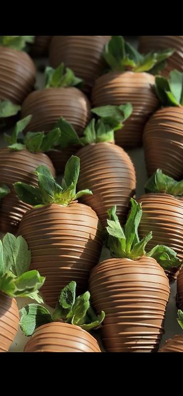 Кондитерские изделия, сладости: Клубника в шоколаде — набор ягод премиального размера, покрытых — 16