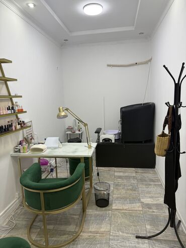 мебель для маникюра: Золотой квадрат📍В салон красоты сдается в аренду маникюрный стол и