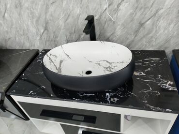 metbex canagi: Qara mərmər səthli, ağ və boz damarlı oval formalı lavabo. Müasir