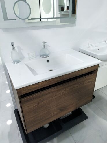 hamam ref: Ağ rəngli keramika lavabo və tünd qəhvəyi rəngli taxta dolabdan ibarət