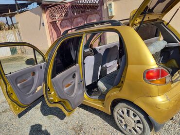 спойлер седан: Компактный городской хэтчбек, 5 дверей, золотистый цвет. Основные