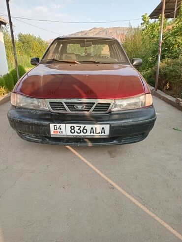 опел вектра б: Автомобиль Daewoo Nexia красного цвета, представленный в кузове седан