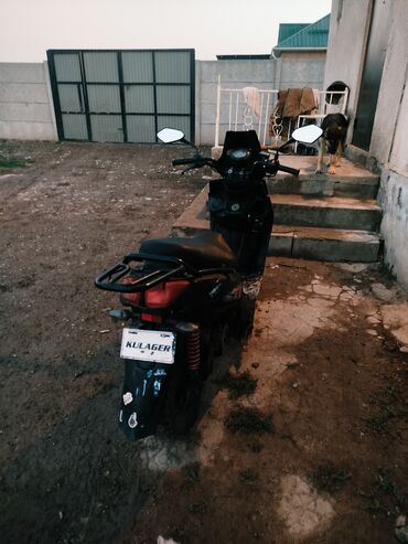 скутер бензиновый: Скутер/мопед спортивного стиля, черный, с ярким тюнингом и наклейками