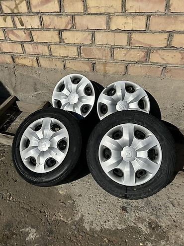 Шины и диски: Комплект штампованных стальных дисков с колпаками Honda. Состав: - 4 — 5