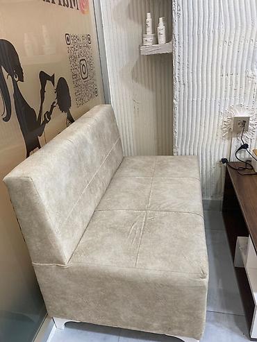 Divanlar: Açık bej rəngli iki nəfərlik divan, oturma sahəsində kvadrat naxışlı — 1