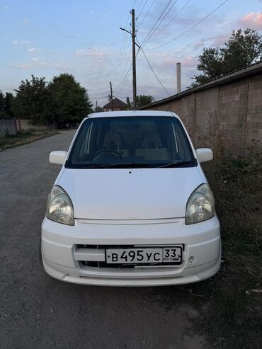 семиместные машины: Минивэн Honda Life белого цвета, идеально подходящий для городских