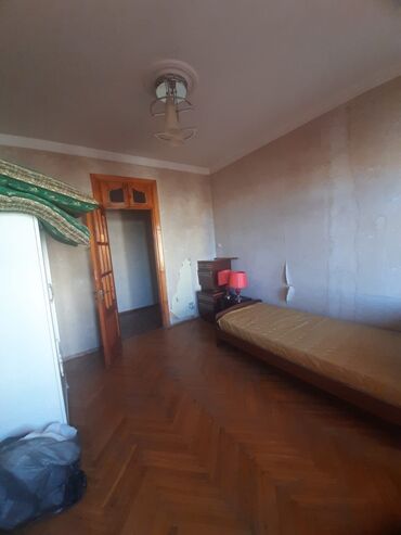 Otaqların satışı: Satılır: işıqlı, geniş zal otağı Bakıxanovda İcranın arxasında 7/9 — 2