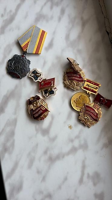 Sovet dövrünə aid orijinal döş nişanları və medallar dəsti. Komplekt