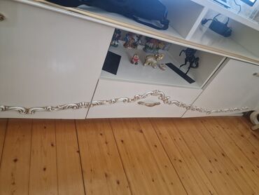 Çarpayılar: Düz TV altlığı, Polkalı, Laminat
