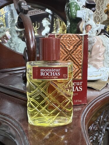 Şüşə butulkada Monsieur Rochas Eau de Cologne. Üzərində Monsieur