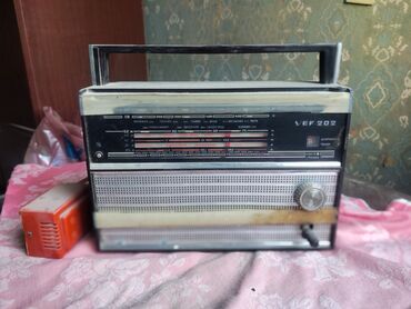 Другая аудиотехника: VEF 202 portativ radio qəbuledicisi - Model: VEF 202 - Korpusda