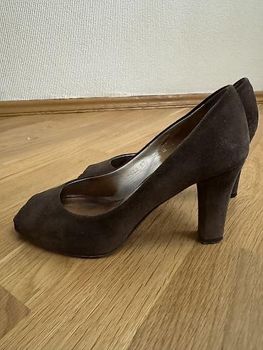 Tuflilər: Qadın ayaqqabısı – tünd qəhvəyi süet, açıq burunlu (peep-toe) model — 1