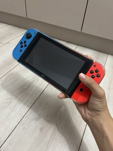 мортал комбат 1 купить: Nintendo Switch с разноцветными Joy‑Con: левый синий, правый красный
