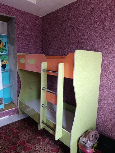 Двухъярусные детские кровати: Двухъярусная детская кровать, Б/у, ЛДСП, цвет - Зеленый