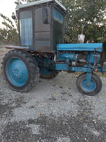kia ceed arxa stop: Mavi rəngli təkönlü (3 təkərli) kabinəli traktor və qoşqu — 1