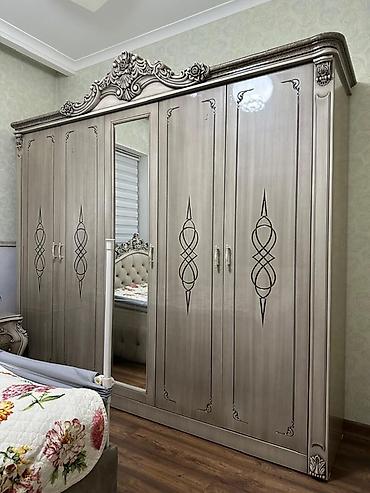 silver kitchen: Спальный гарнитур в классическом стиле с резным декором и патиной — 4