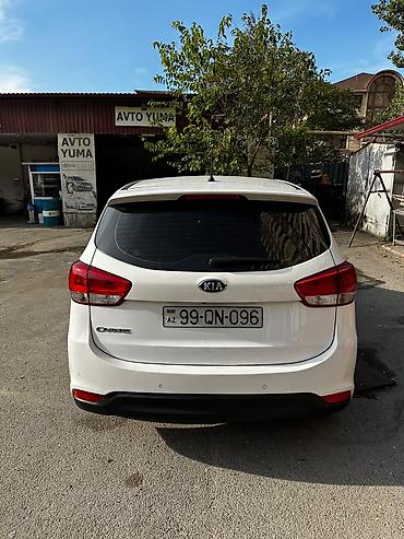 kia sedd: Kia Carens, ağ rəng, 5 qapılı kompakt MPV. Xarici: - LED gündüz — 3