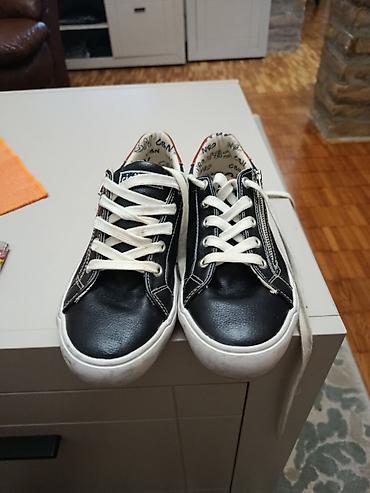 Patike: Prodajem kožne dečije patike marke Ciciban u odličnom stanju, jednom — 6