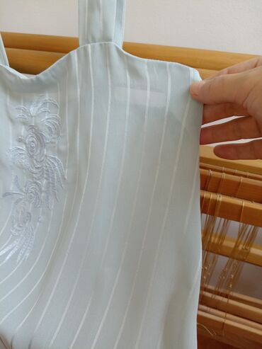 Bluze: Nova, vežena bluza sa širim bretelama vel. 40, L,, svetlo plava, ima — 2
