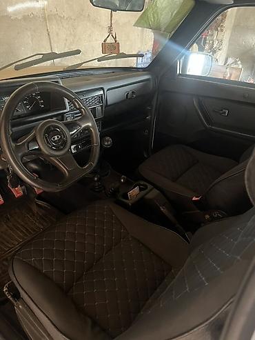 15 38 təkər: VAZ Lada Niva 3 qapılı, ağ rəngli off-road SUV - Kuzov: kompakt 3 — 5