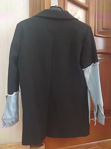 Qadın üçün hibrid üslubda bleizer/palto - Rəng: qara + açıq mavi denim