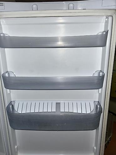 двухкамерный холодильник indesit: Срочно продаю б/у холодильник 
Состояние среднее
Надо место освободить — 4