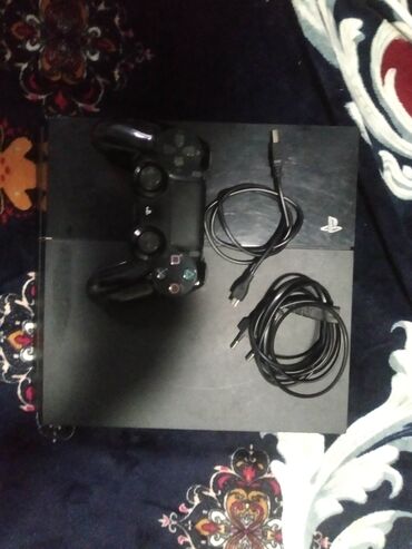 PS4 (Sony PlayStation 4): Пс4 500гб. один джойстик шнуры. ПО 11.50. цена окончательная
