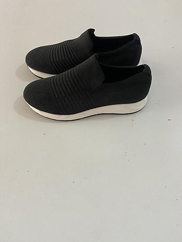Kişi ayaqqabıları: Qara slip-on idman ayaqqabıları - Üst hissə: nəfəsalan toxunma parça — 1