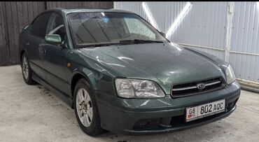 Subaru: Автомобиль Subaru Legacy зеленого цвета. Это седан с задним спойлером