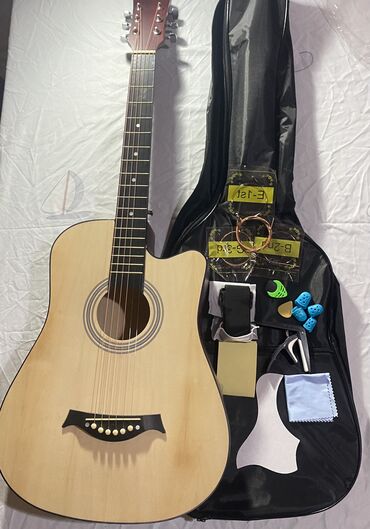 срочно продаю гитару: Продается новая акустическая гитара,в комлекте «Чехол,Каподастр