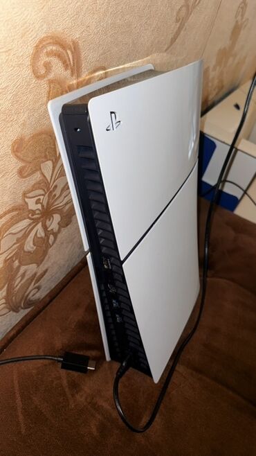 playstation arendaya verilir: Ağ rəngli PlayStation 5 Slim oyun konsolu. Sürətli SSD diski və güclü