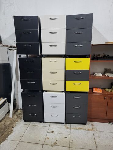 Tumbalar: Rəngbərəng dizaynlı, üç çekmeceli ofis dolabları. Bu dolablar