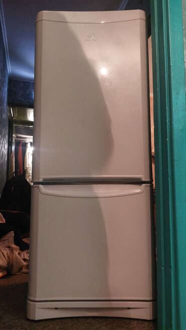 ниже: Холодильник Indesit, Б/у, Двухкамерный, Low frost, 60 * 150 * 60