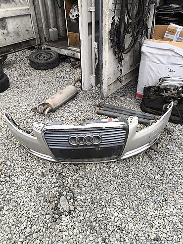 Передний бампер с решеткой радиатора и эмблемой для Audi (оригинальный