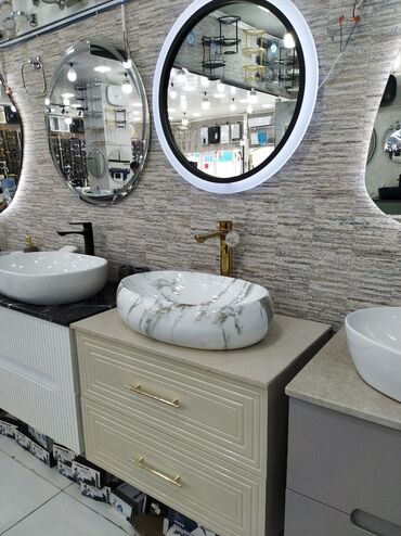 led isqlar: Mərmər naxışlı üstəqoyma əl‑üz yuma qabı və LED işıqlı dairəvi güzgü