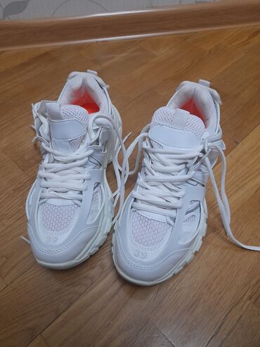 Кроссовки и спортивная обувь: Размер: 39, цвет - Белый, Новый
