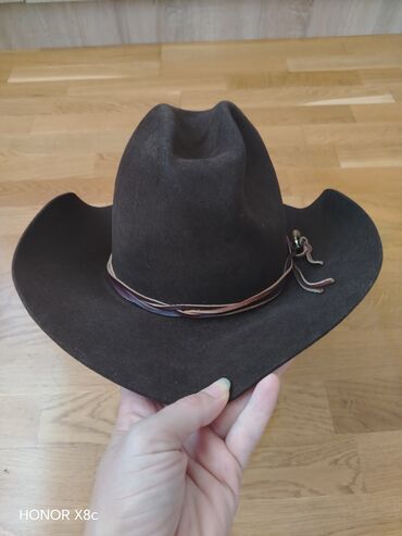 Kape i aksesoari: Muski kaubojski sesir je kao nov, ocuvan. Materijal prevrnuta koza — 9