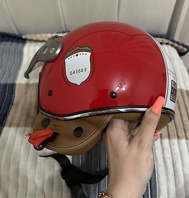 kask satın al: Qırmızı rəngli, açıq tip motosiklet dəbilqəsi. Model şəffaf ön vizorla — 2