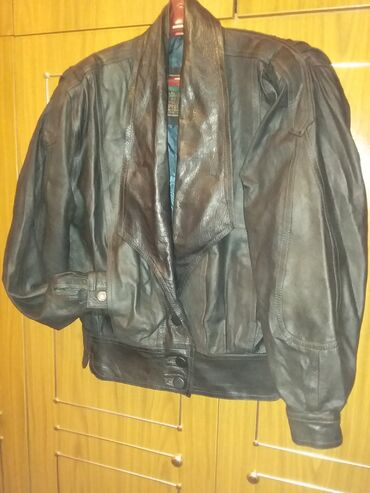 детская кожанная куртка: Продаем кожаную женскую куртку размер 46-48. Застежка на 3 кожаные