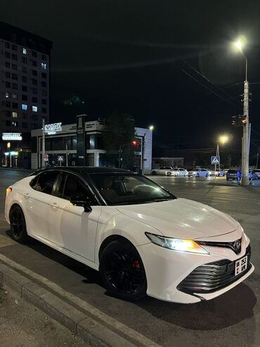 авто машины: Седан Toyota Camry в белом цвете с черной крышей и черными дисками
