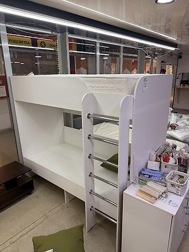 bunk bed: Двухъярусная кровать в современном минималистичном дизайне. - Ширина — 2