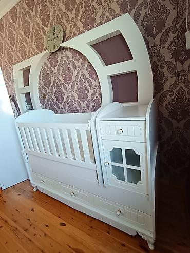 qiz wekilleri: Ağ rəngdə çoxfunksiyalı beşik–komod dəsti - Material: MDF/laminat — 1