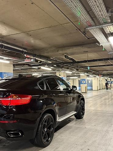 zapi masin: BMW X6 – qara rəng, kupe-SUV dizaynı. Güclü və dinamik görünüş, ikili — 5