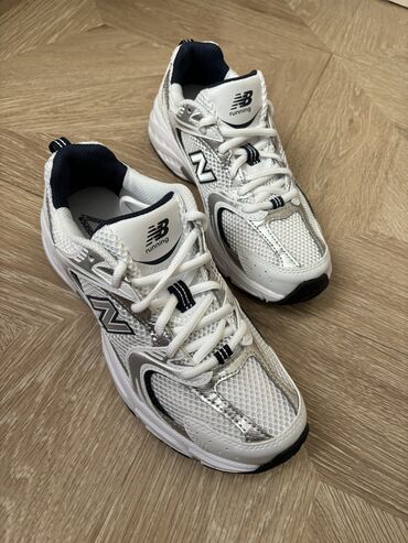 23 размер: New Balance 530. Топовая модель, невероятно удобные. Оригинал, из