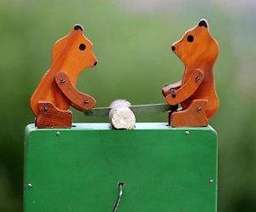 Figure: Medvedi seku drvo stara mehanička drvena igračka. Stara drvena igračka — 12