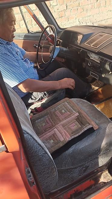 Другие автомобили: Классический советский автомобиль — седан малого класса оранжевого — 5