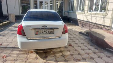 Chevrolet: Автомобиль Chevrolet Lacetti белого цвета, кузов седан. Автомобиль