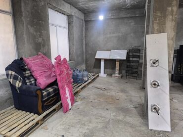 Mağazalar: Nesimi metrosunda Heyder Mescidinin yaxınlığında 80 kv metr ANBAR — 6