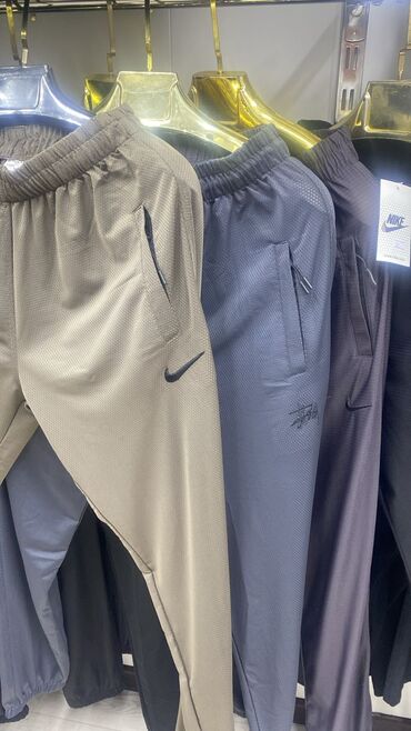 женские лосины для бега: Спортивные штаны разных цветов с логотипами Nike и Stussy. Идеальны