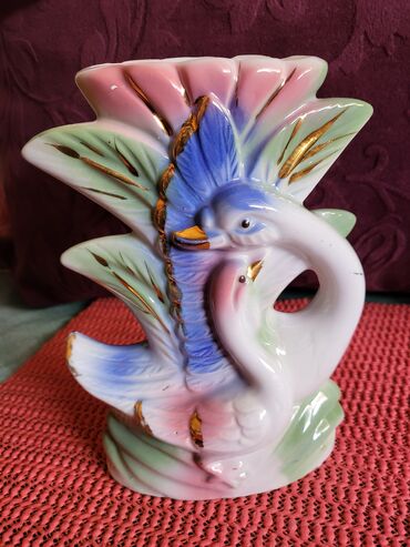 Figurice i makete: Porcelanska nova figura 70te. Figura,vaza. bez — 1